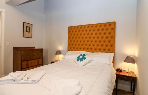 Courtyard Cottage - Photo 12