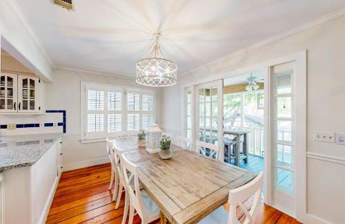 Classic coastal home with game room & private hot tub - walk to beaches - Foto 8