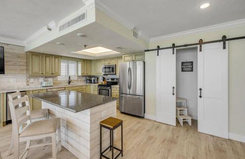 New dog-friendly Listing! Updated direct oceanfront with spacious balcony and heated pool - Foto 11