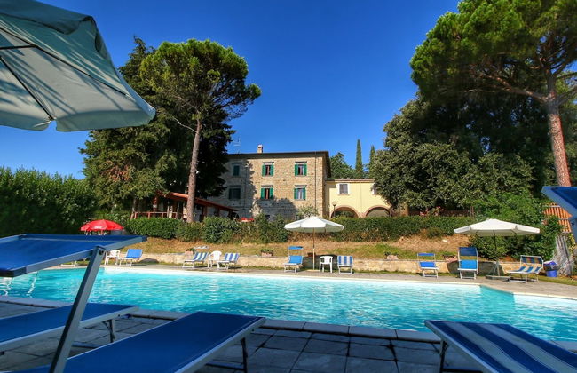 Splendid Farmhouse in Gualdo Cattaneo with Hot Tub - Photo 11