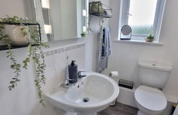 The Pennington Apt with Wifi and FREE Parking Next to Sports Village - Foto 17