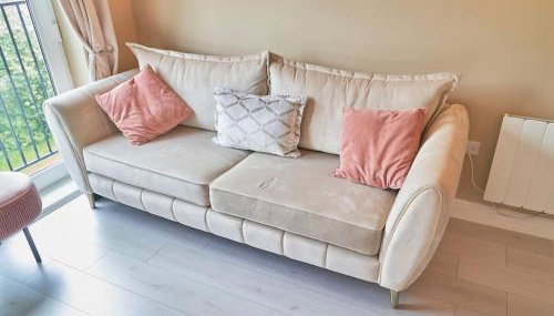 Modern 2 Bedroom Wokingham Apartment, En Suite, Free WiFi, On Site Parking, Sleeps 4 - Foto 4