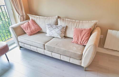 Modern Two Bedroom Wokingham Apartment, En Suite, Free WiFi, On Site Parking, Sleeps 4 - Foto 2