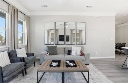 O30A Single-Story 2BR Townhome w King Beds, Workspace, Yard - Foto 6