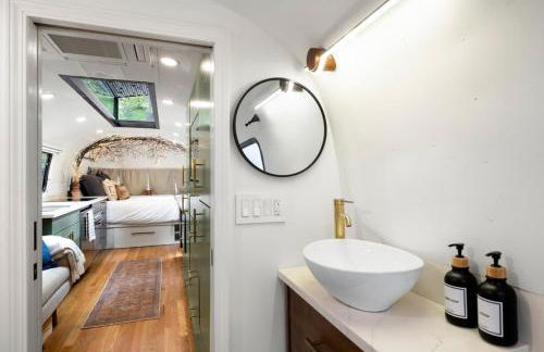 Airstream w Bathtub, River, & Hot Tub - Foto 24