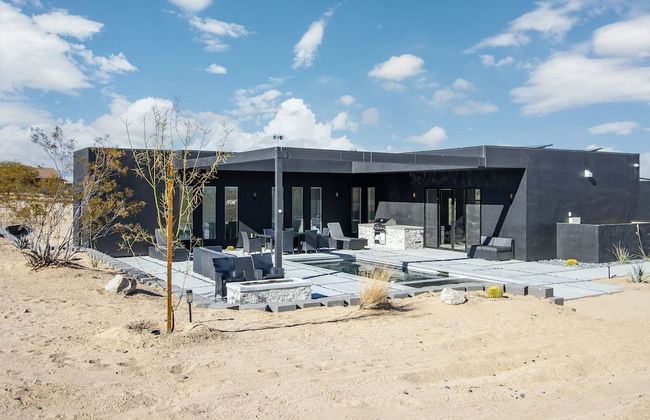 Luxe Modern Escape w Pool Hot Tub Firepit Desert View Lassen by Avantstay - Photo 33