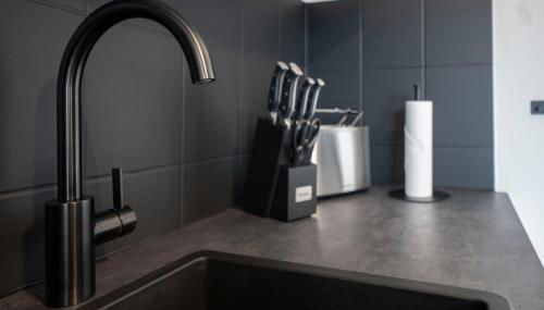 Black & White Apartment - Balkon, Netflix, Nespresso, Zentral, Messe - Foto 5, stove