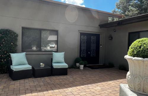 Sedona Uptown Gem!Large yard w grass and shade trees! Views!! NEW! BARREL SAUNA!!! Close to trails, walk to Uptown Sedona, restaurants and shopping - Foto 49