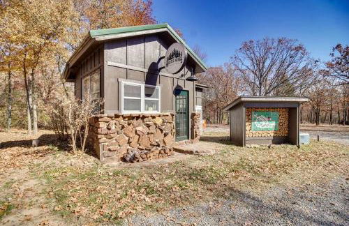 Serene Woodland Studio Retreat with Outdoor Amenities, Near Fishing, Hiking & Gentry, AR - Foto 15