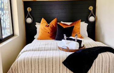 "Glamtainer" One of a kind Romantic Luxe Retreat, 8 Minutes to Emerald Beach, Outdoor Haven - Foto 3