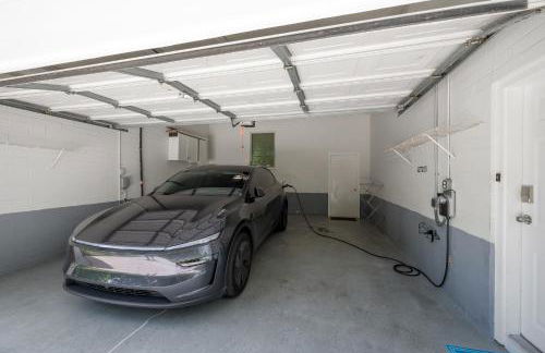 UF SUNSHINE HOUSE - Patio & BBQ - Chef Kitchen - EV Car Station - Upscale Neighborhood! - Foto 31