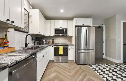 HostWise Stays - King Bed - Free Street Parking - Walkable Location - Foto 2