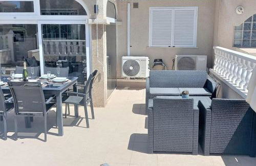 Spacious ground floor apartment overlooking the beautiful communal pool - Foto 9