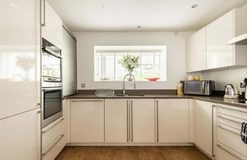 Modern contemporary home in beautiful setting - Foto 48