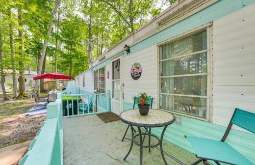 12 Mi to Skiing Manistee Lake Cottage with Fire Pit - Foto 17