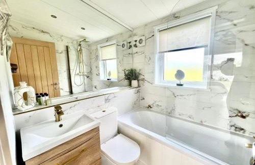 Phoenix Lodge - Luxury 2 ensuite bedrooms, lakeside views - Foto 36