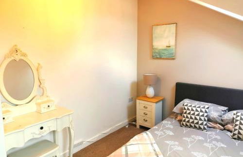 Sunflower Apartment, Family accommodation Near Tenby in Pembrokeshire - Photo 8