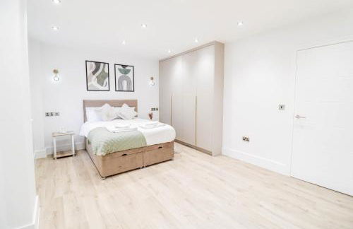 The Abbey Apartment - 1BR Apt with Dedicated Workspace, Fast Wifi & Stylish Kitchen Island & Free Secure Underground Parking - Foto 19