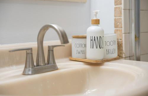 Welcoming Apartment - 10 min Light Rail Access - Foto 19