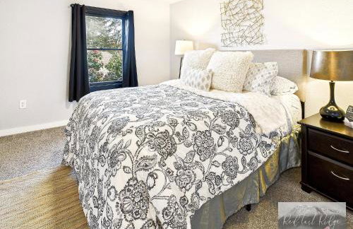 Boho Revival Modern Glam with AC in Downtown Albany - Foto 27