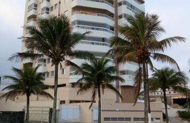 Prédio com piscina na cobertura frente ao mar,apartamento para até 6 pessoas e 3 crianças até 8 anos, churrasqueira na sacada, Wi-Fi grátis, rede de proteção, NÃO oferecemos roupas de cama e banho, 1 vaga de garagem, na Praia Grande-Vila Mirim - Foto 17