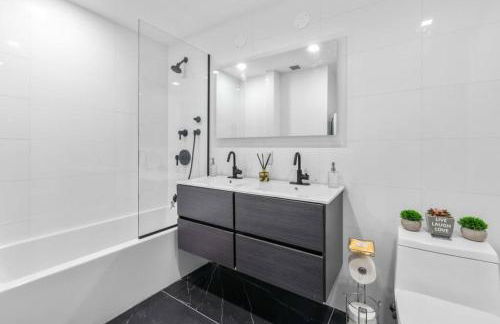 3BR Penthouse Suite with Massive Private Rooftop - Photo 33