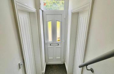 #56 4-Bedroom House Near Shops with Free Parking - Foto 12