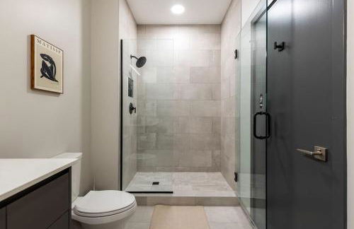 Luxury Downtown King Bed, Rooftop Pool - Photo 32