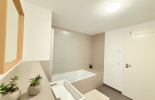 New-three room-Entire Apartment with two Balconies & Garage, Central-Fast Access to City Center - Barmbek -Stadtpark - Foto 17