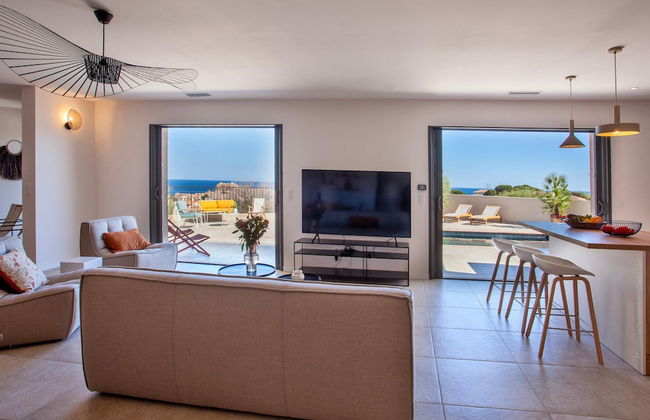 Superb Villa With Pool and sea View - Photo 15