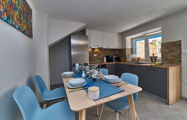 Elegant Stone House With Jacuzzi, Terrace, and Private Yard in Solta - Foto 5