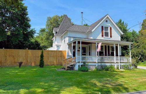 91M Renovated Bethlehem home with hot tub, firepit, large yard, walk to restaurants - Photo 1