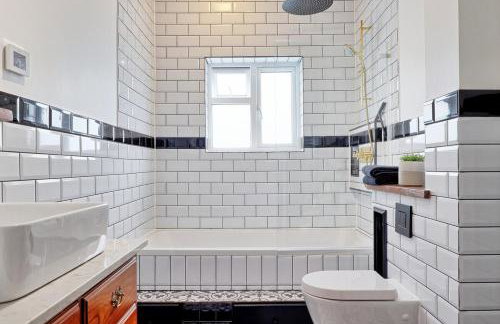 Beautiful 5 bed house, relaxing garden and driveway parking 10 min to the beach - Foto 57