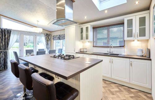 Bramble Lodge with Hot Tub - Foto 7