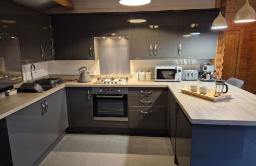 Chalet close to Heathrow T5, Windsor Castle, Legoland, Thorpe Park, with off road parking, free Wifi, private garden, spacious & fully equipped, cozy wood burner & comfy sofa, ideal for exploring London with trains to Waterloo, a beautiful unique retreat - Foto 14