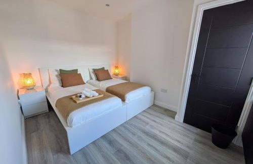 Modern Central Apartments with Balcony - Photo 47