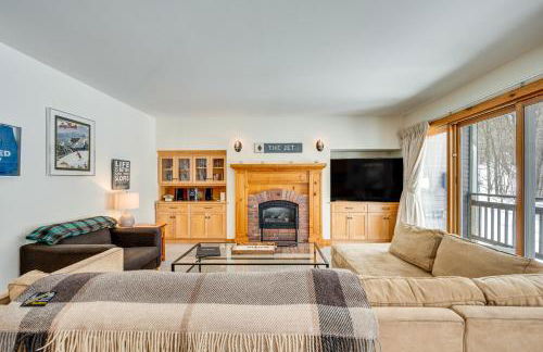Ski-In Resort Family Condo with Deck at Jay Peak! - Foto 1