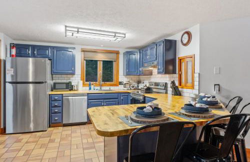 Spacious Accessible Waterfront Retreat with Hot Tub - Foto 19