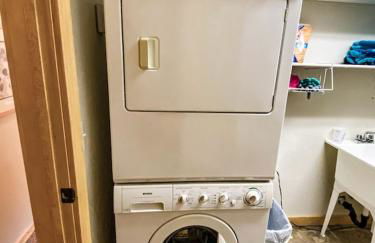 Secluded Log Cabin with Views & Hot Tub, Foosball, Wood Stove - Heavenly Homestead - Foto 18