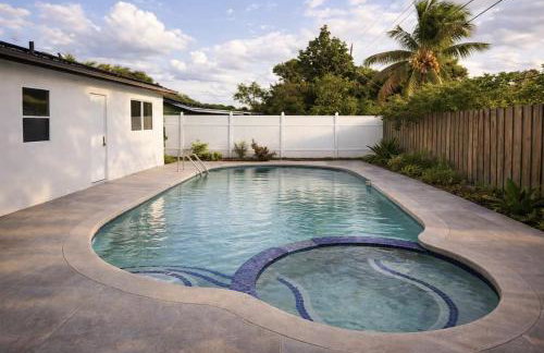 Sunny Oasis Near the Beach with 4BR and 3BA Pool Home - Foto 11