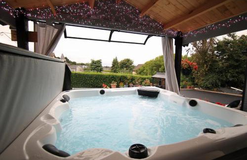 Sunset Retreat Cabin, Private Hot Tub with Mini Cinema Projector & Garden views - Foto 41