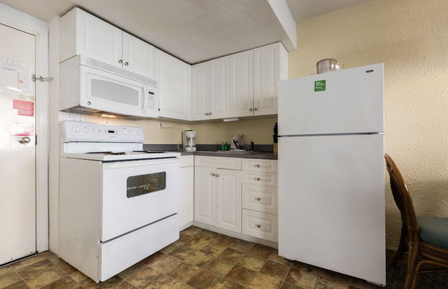 Beach Club at Montego Inn - Photo 6