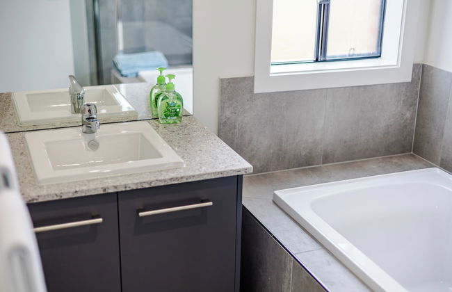 StayAU Charming 4BR Retreat Wyndham Vale - Foto 60