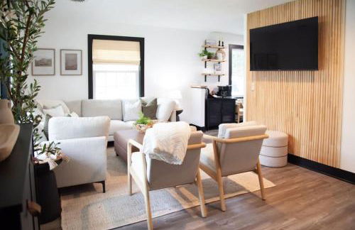 Modern Cottage with hot tub near lake, wineries, Geneva and SPIRE - Foto 1