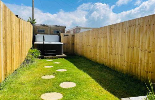 HOT TUB - Miners Cottage - edge of Brecon Beacons National Park - Heritage Town - Foto 22