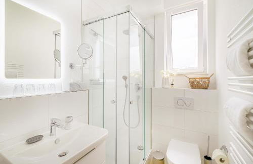 FLAIR Homes - Design Apartments with Smart-TV, Self Check-in & Free Parking - Photo 13