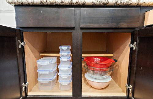 Nr DT, Med Center, Midtown Sleeps 16 Game Room - Photo 16