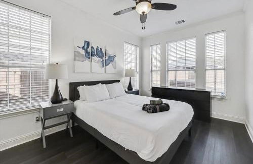 Luxury Home w Hot Tub near DFW Airport - Photo 25