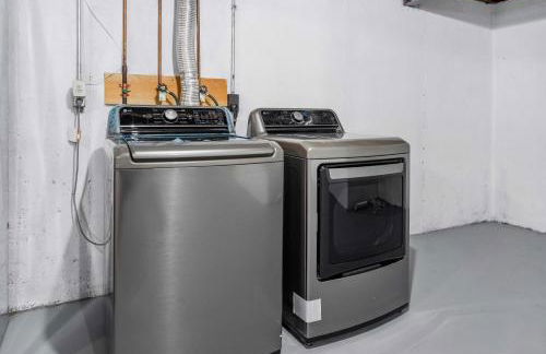 Modern 4BR Retreat with Free Parking in Prime CWE! - Foto 25