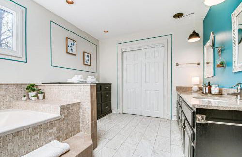 4,100-Sq-Ft Gem with Pool Table and Yard in Raleigh - Foto 15